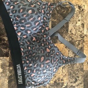 Lightweight sports bra